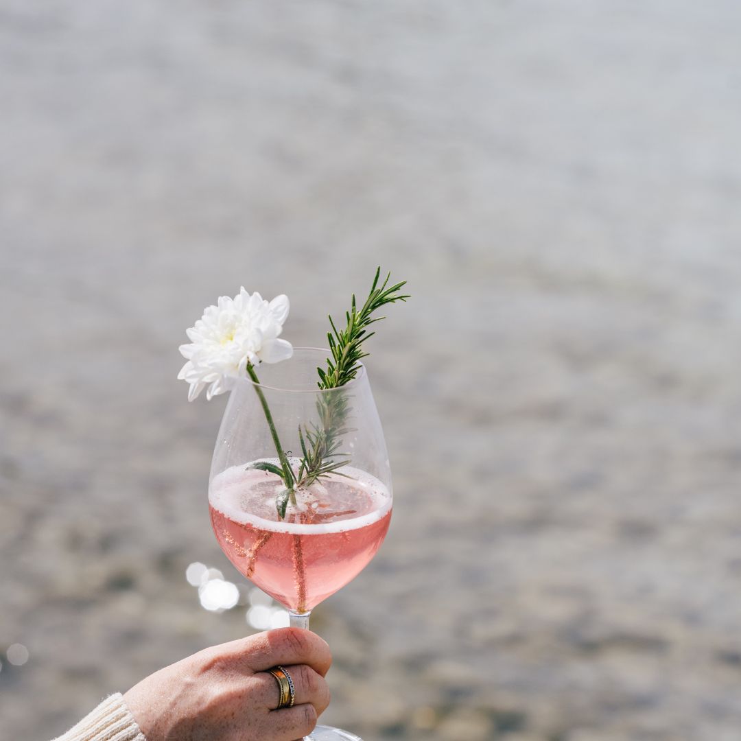 
                  
                    Alcohol-free spritz non alcoholic aperitif, made in switzerland, grapefruit flavour with rose, lavender and rosemary. Natural ingredients, low in sugar
                  
                